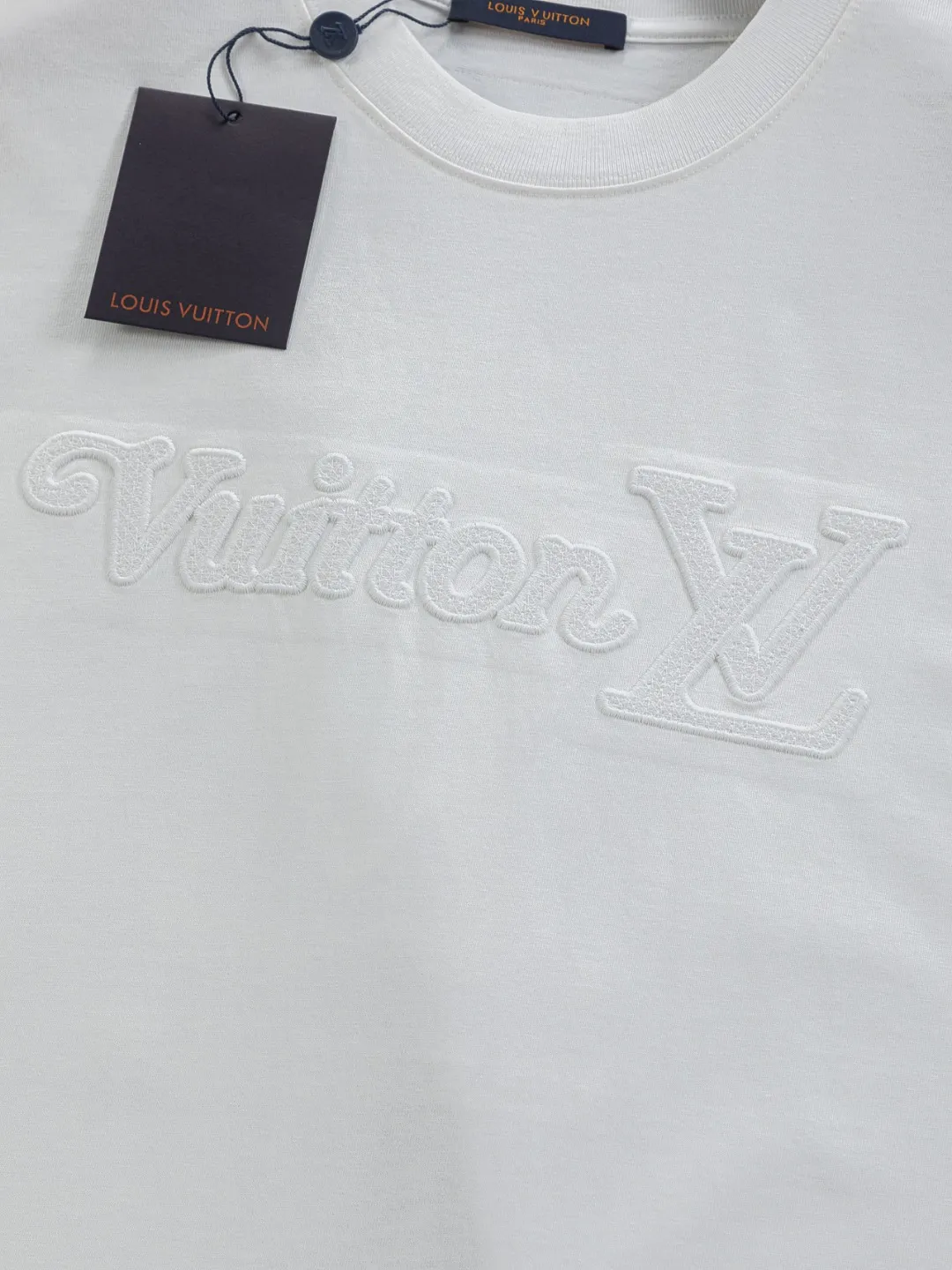 🅿️220 Louis Vuitton 1V LV slightly wide version S-XL LV 26ss new product counters are on the shelves at the same time. Multiple craftsmanship. Three-dimensional water-soluble cotton letters on the chest🪡 embroidery + water-soluble cotton large letters logo on the back🪡 embroidery. Round neck short-sleeved T-shirt, same style for men and women! Consigned to one-to-one creation. Synchronized with the official website, pure cotton fabrics at the counter! It is close to the skin and comfortable, durable and easy to wear. It has a classic and simple logo design and meticulous original craftsmanship. Short-sleeves, a must-have item for men, do not appear to be the same for the general public, but must be unique and eye-catching. This LV short-sleeve is all about quality, comfort, the same shape and fashion as always, including fabrics and cutting techniques. All of them have been made with great effort! 320 grams of washed pure cotton fabric, pure cotton is breathable, very refreshing and comfortable for daily wear. The rib knitting on the neckline is smooth and tight, and the neckline will not be skewed if you toss it at will. The loose version, you will find that it looks really good on the upper body. The overall is minimalist and neat, super versatile for daily use! Pair it casually with a pair of pants for a youthful look. A T-shirt will make your outfit crazy. It is a fashionable item that can never go wrong! Color: Black White Size: S-XL Size chart: S: Shoulder width 50-Bust 56-Length 70 M: Shoulder width 52-Bust 57-Length 72 L: Shoulder width 54-Bust 59-Length 74 XL: Shoulder width 56-Bust 62-Length 76